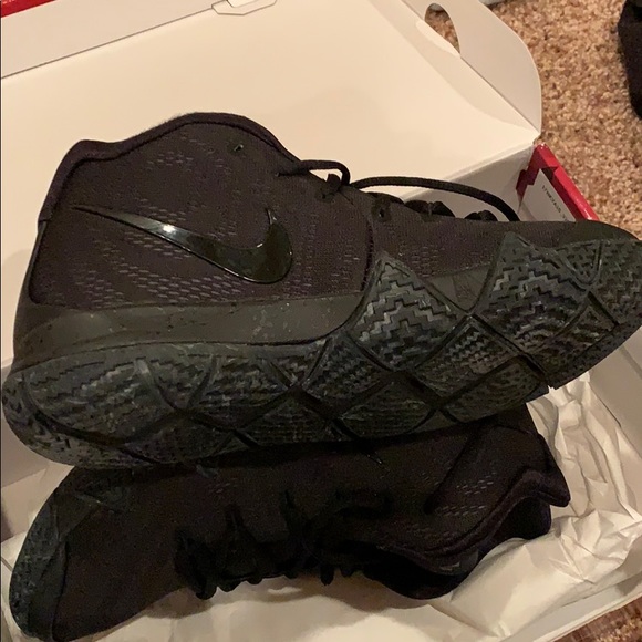 Kyrie 4 Basketball shoes - Picture 3 of 5